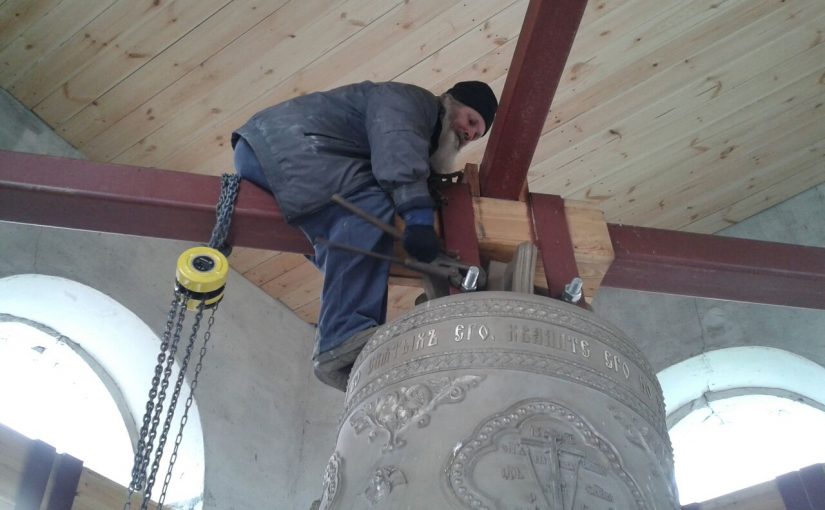 Специалисты Сибирского цента колокольного искусства провели работы на колокольне Омского Крестовоздвиженского собора