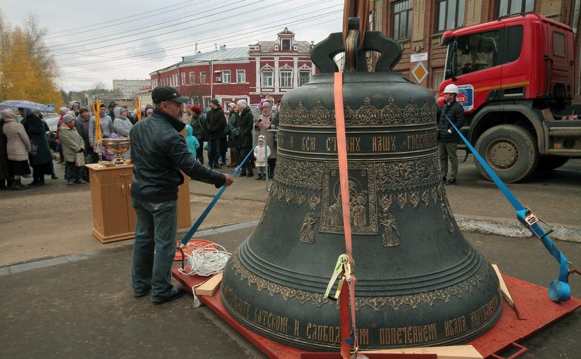 Самый большой колокол Вятской земли установлен на колокольне Спасского собора