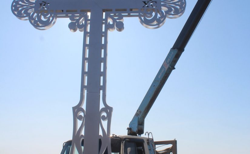 Изготовили и установили поклонный крест в селе Прокудском Коченёвского района Новосибирской области